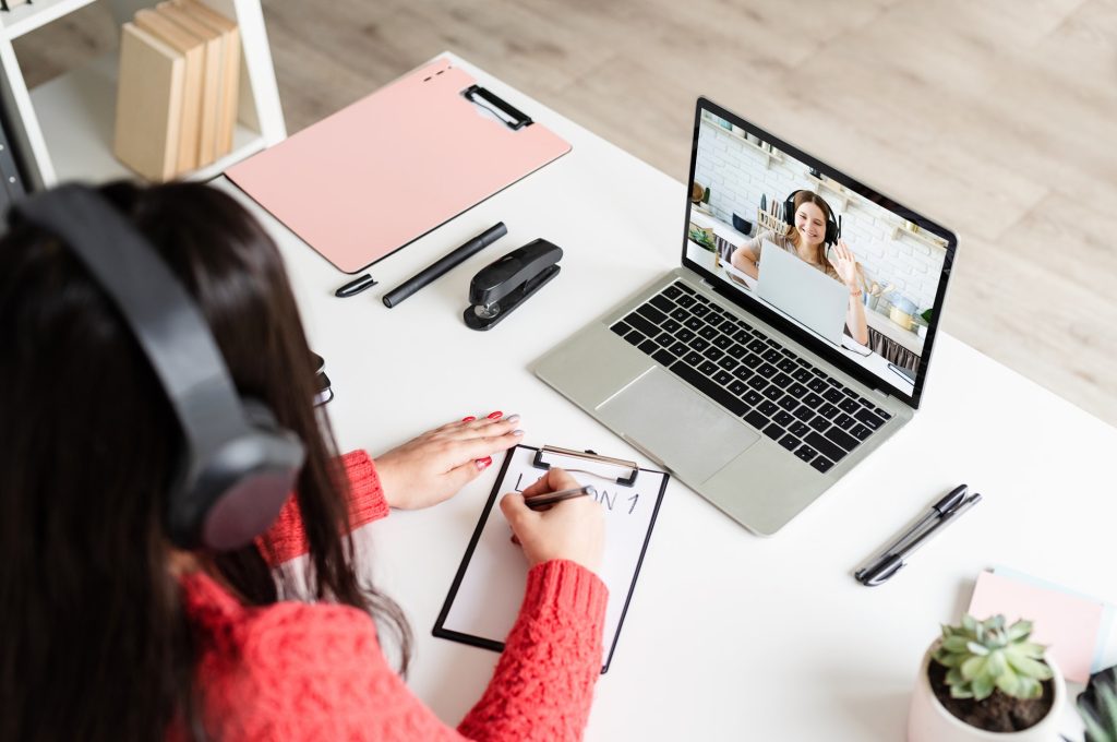 young-latin-woman-in-black-headphones-teaching-english-online.jpg young-latin-woman-in-black-headphones-teaching-english-online.jpg